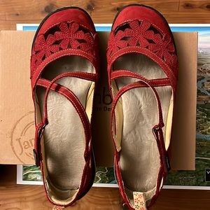 Gently worn Jambu adventure sandals!
